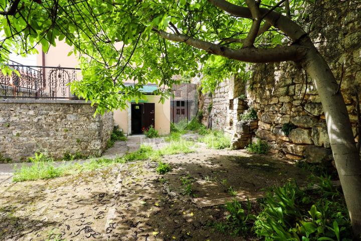 Poreč, okolica, istarska kamena kuća sa dvorištem!