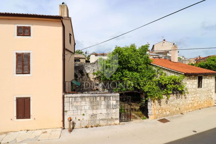 Poreč, okolica, istarska kamena kuća sa dvorištem!