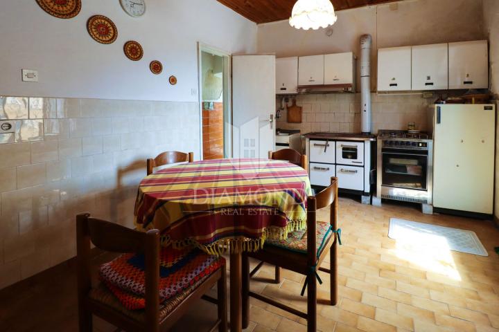 Poreč, okolica, istarska kamena kuća sa dvorištem!