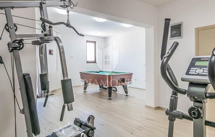 Pula, Großes Haus mit Swimmingpool in begehrter Lage