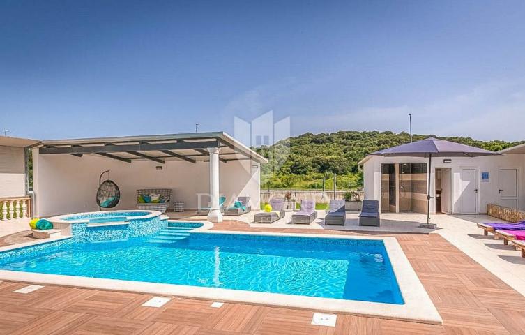 Pula, Großes Haus mit Swimmingpool in begehrter Lage