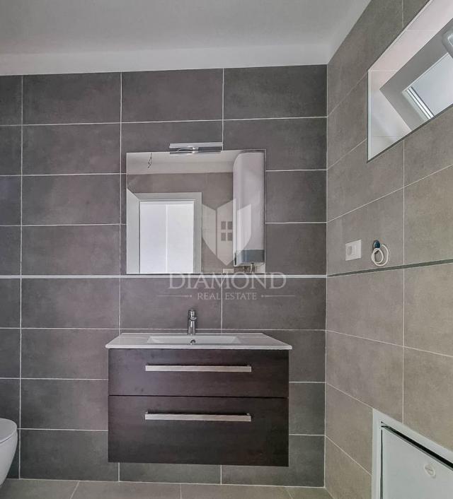 Umag, surroundings, new building! Modern apartment on the 1st floor 450 m from the sea!