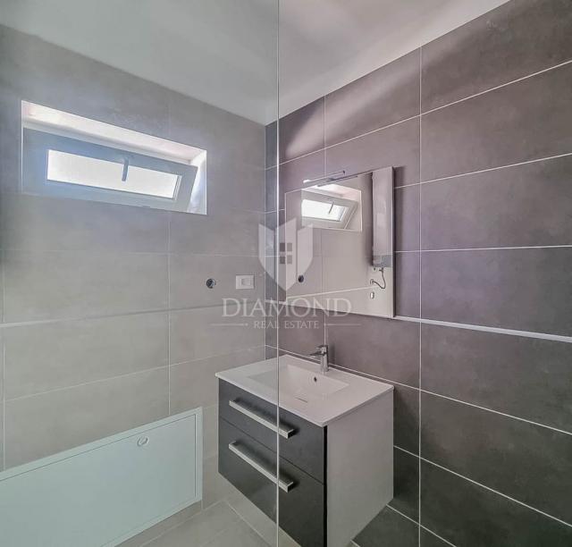 Umag, surroundings, new building! Modern apartment on the 1st floor 450 m from the sea!