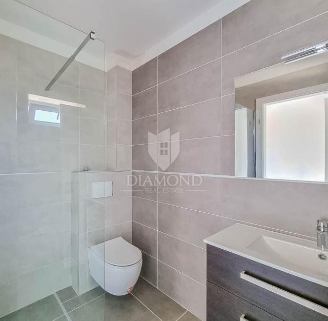 Umag, surroundings, new building! Modern apartment on the 1st floor 450 m from the sea!