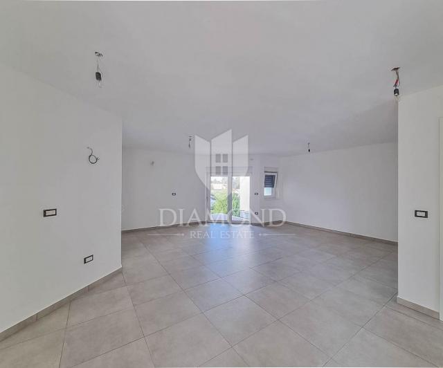 Umag, surroundings, new building! Modern apartment on the 1st floor 450 m from the sea!