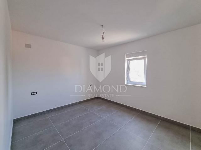 Umag, surroundings, new building! Modern apartment on the 1st floor 450 m from the sea!