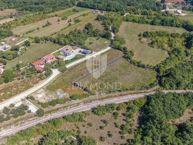 Žminj, okolica, zemljište na rubu naselja 
