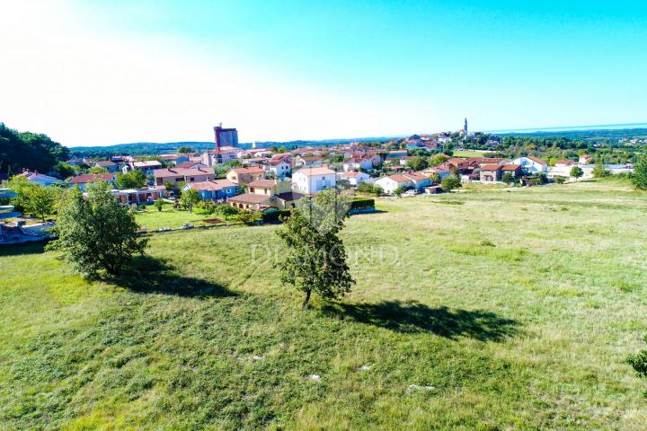 Poreč-Gebiet, Grundstück mit Projekt, Baugenehmigung und Meerblick!
