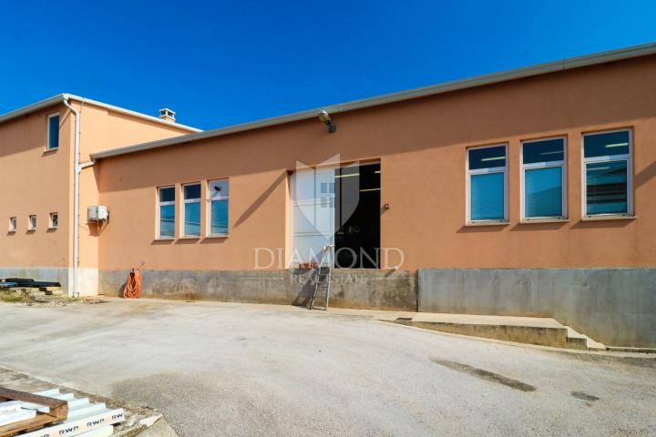 Poreč, poslovna hala i proizvodnja na traženoj lokaciji!