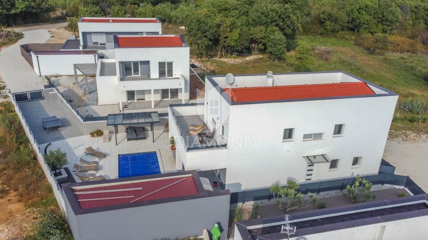 Vodnjan, Prilika! dvije luksuzne novogradnje - idealan dom i poslovna mogućnost