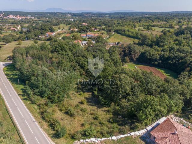 Žminj, prostrano građevinsko zemljište nedaleko od centra