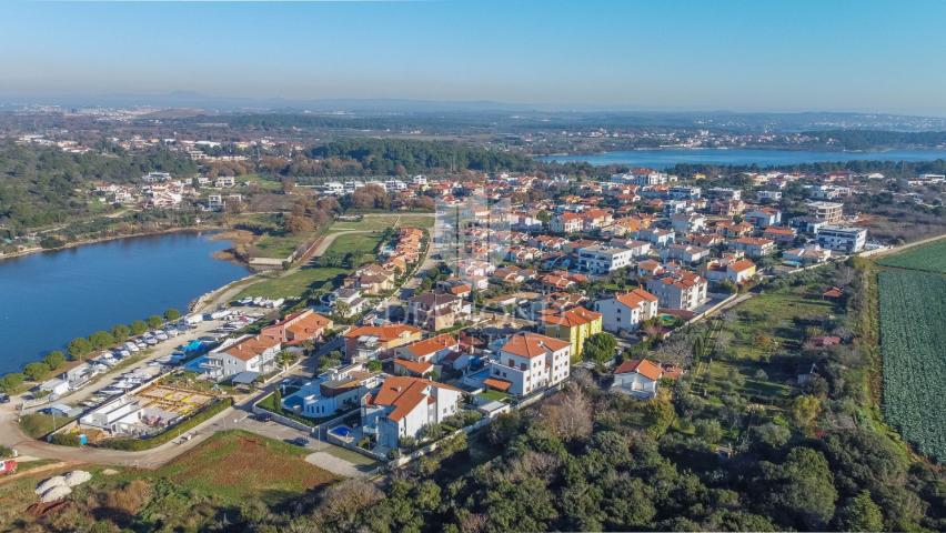 Medulin, okolica, zemljište s objektom blizu mora