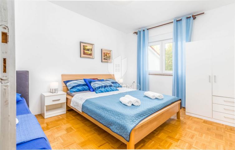 Medulin, kuća blizu mora s tri apartmana