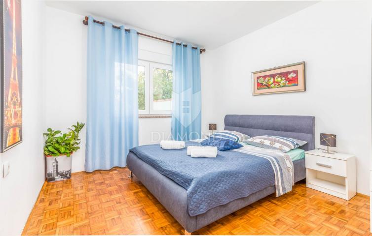 Medulin, kuća blizu mora s tri apartmana