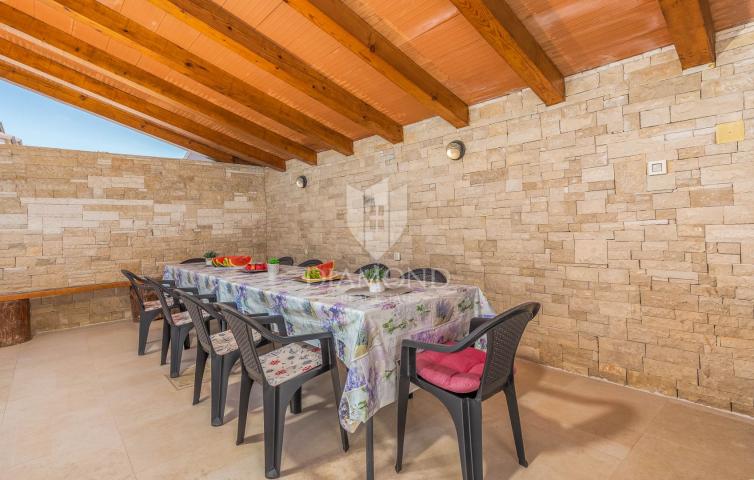 Medulin, kuća blizu mora s tri apartmana