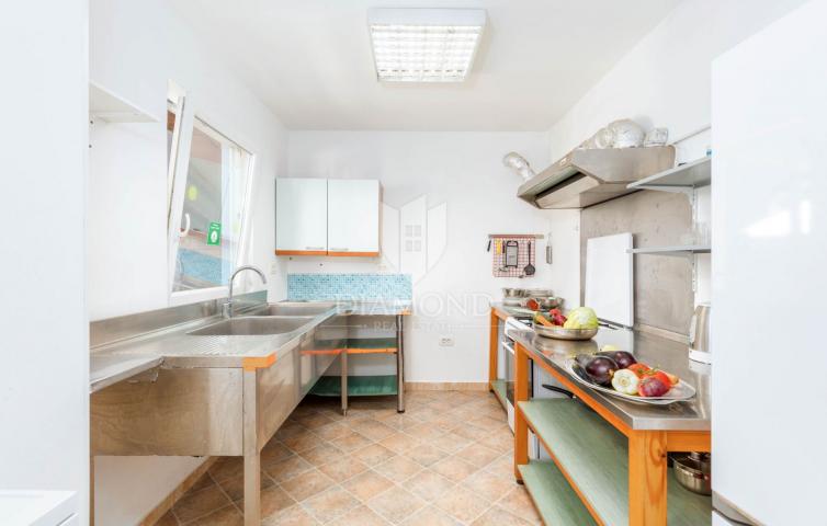 Medulin, kuća blizu mora s tri apartmana