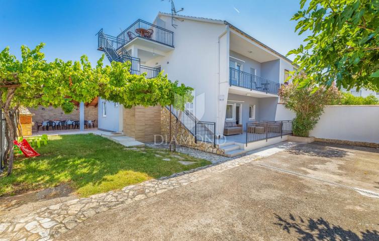 Medulin, kuća blizu mora s tri apartmana