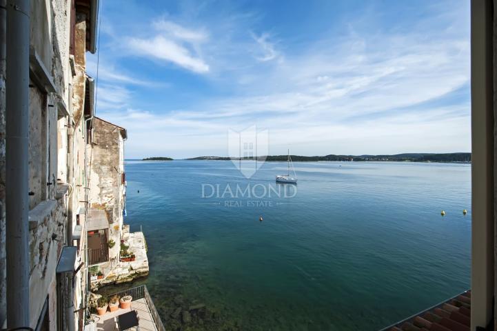 Rovinj, drei attraktive Wohnungen in der ersten Reihe zum Meer