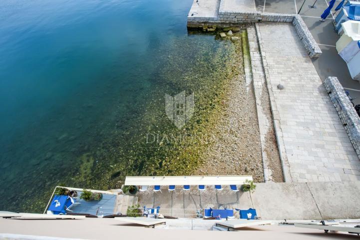 Rovinj, drei attraktive Wohnungen in der ersten Reihe zum Meer