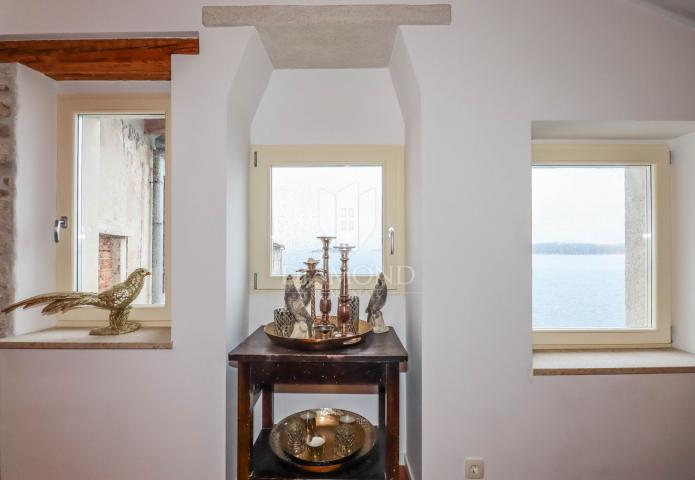 Rovinj, drei attraktive Wohnungen in der ersten Reihe zum Meer