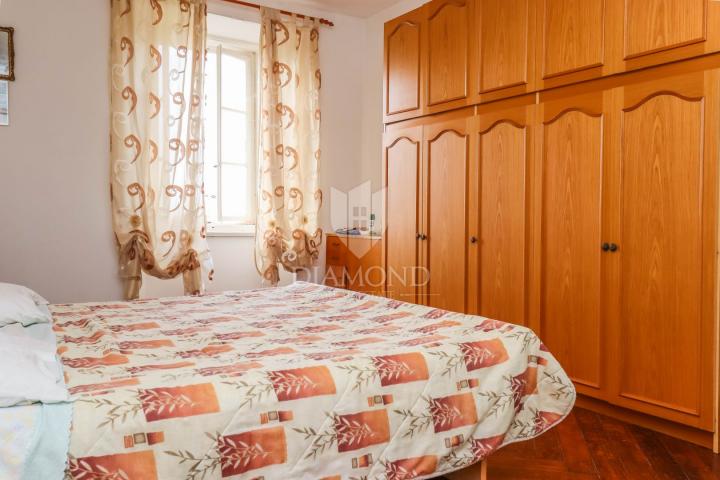 Umag, okolica-  Dvoetažni stan s pogledom na more !