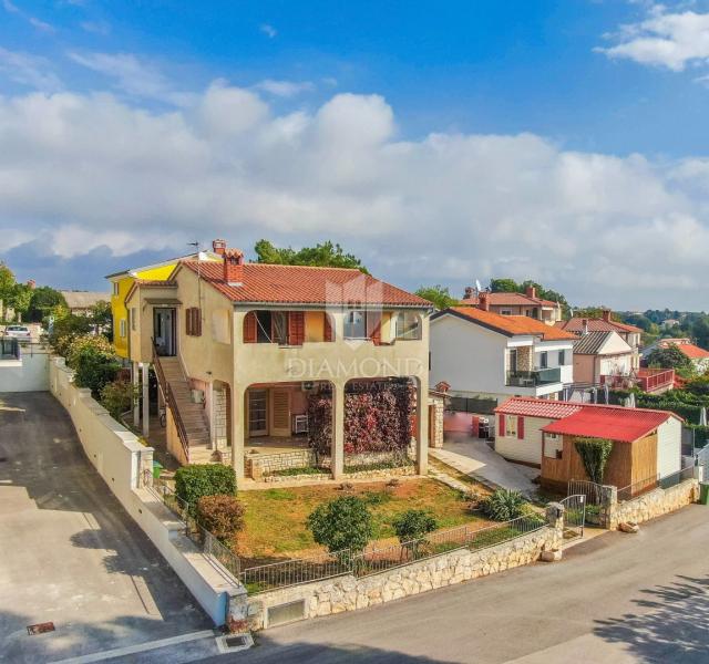 Haus in der ersten Reihe zum Meer, in der Nähe von Pula