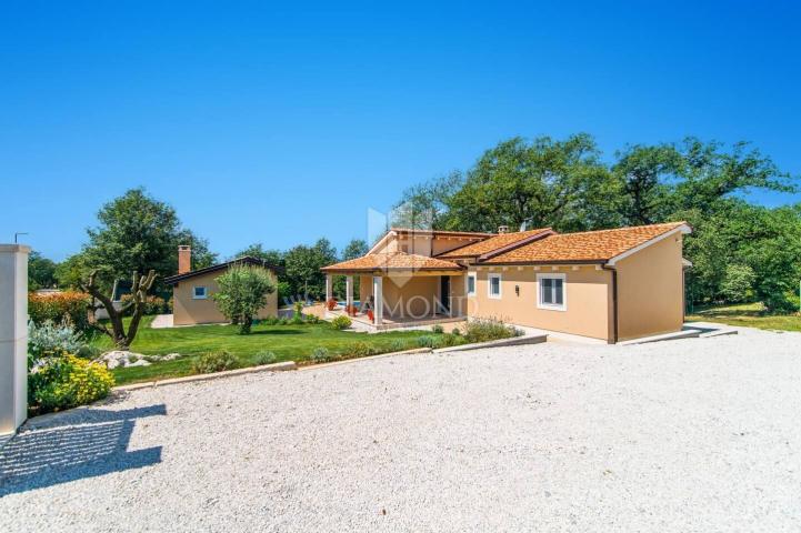 Umgebung von Poreč, freistehendes Haus auf einem weitläufigen Grundstück