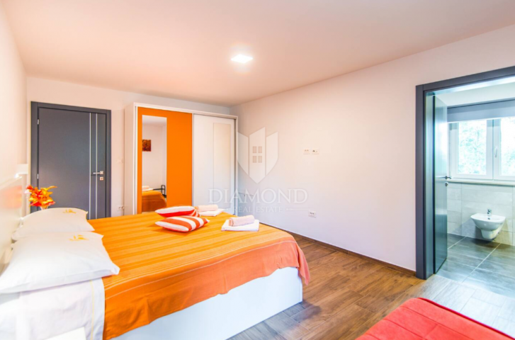 Umgebung von Poreč, freistehendes Haus auf einem weitläufigen Grundstück