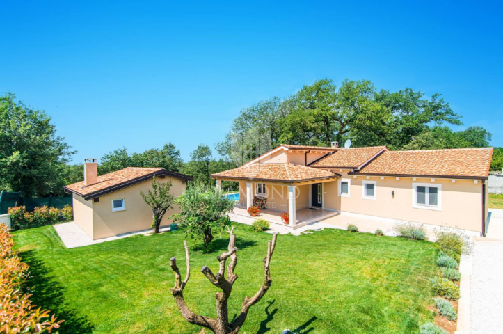 Umgebung von Poreč, freistehendes Haus auf einem weitläufigen Grundstück