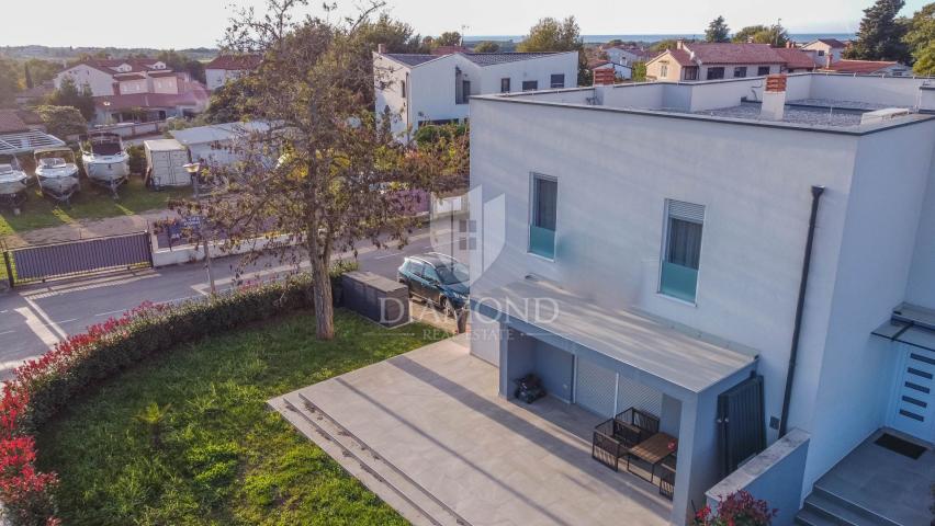 Poreč, luksuzno opremljena kuća u nizu s okućnicom !