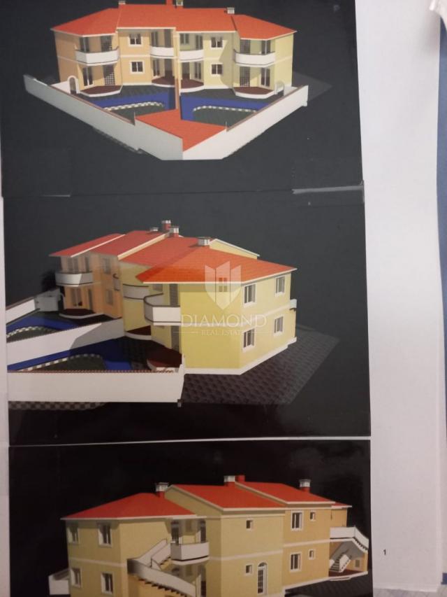 Zemljište s građevinskom dozvolom za 5 stanova, Medulin! 