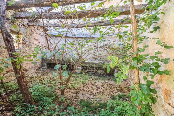 Haus zur Renovierung mit großem Garten in Zentralistrien!