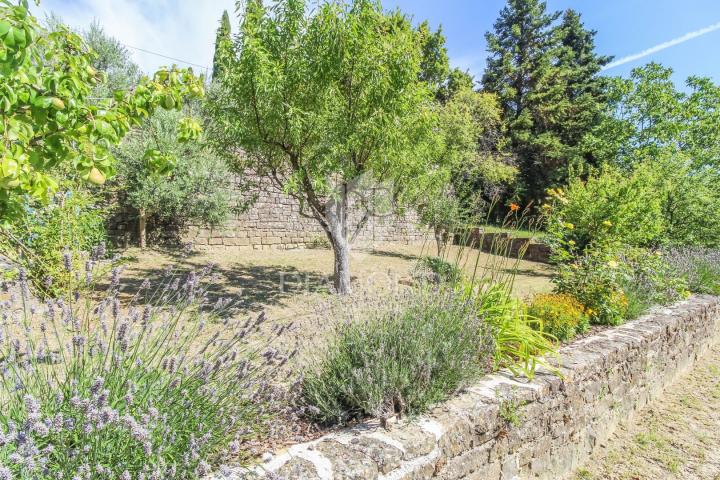 Grožnjan, Haus in toller Lage mit großem Garten