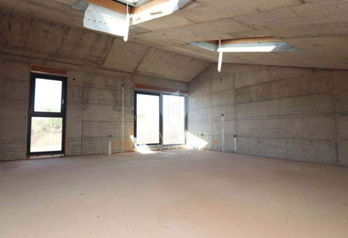 Poreč ,  sjajan stan u novogradnji – 900 m od mora!