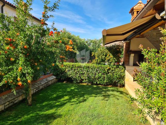 Poreč, surroundings – Beautiful semi-detached house with a pool
