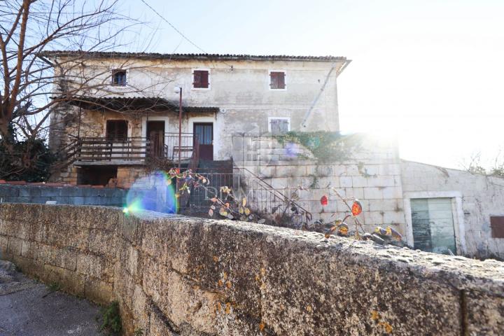 Višnjan, okolica – kamena istarska kuća 
