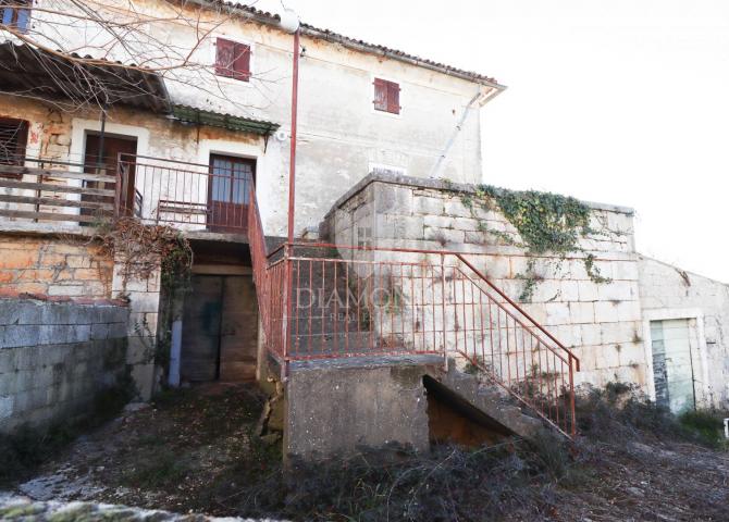 Višnjan, okolica – kamena istarska kuća 
