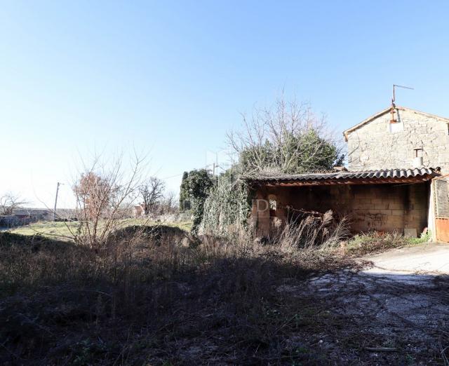 Višnjan, okolica – kamena istarska kuća 