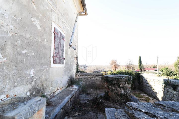 Višnjan, okolica – kamena istarska kuća 