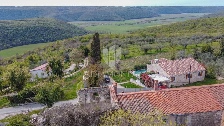 Istra, Buje okolica- kućica u nizu s panoramskim pogledom!