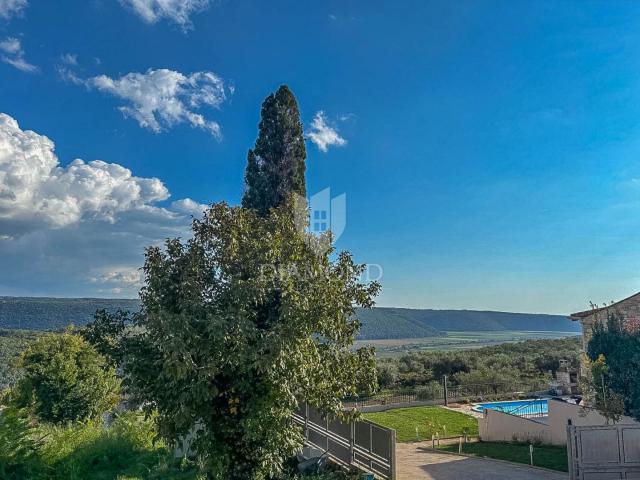 Istra, Buje okolica- kućica u nizu s panoramskim pogledom!