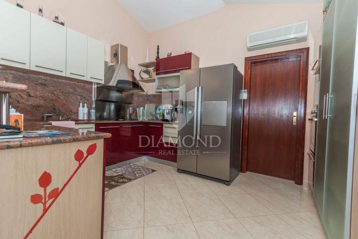 Novigrad, stan 134 m2 s predivnim pogledom na more!