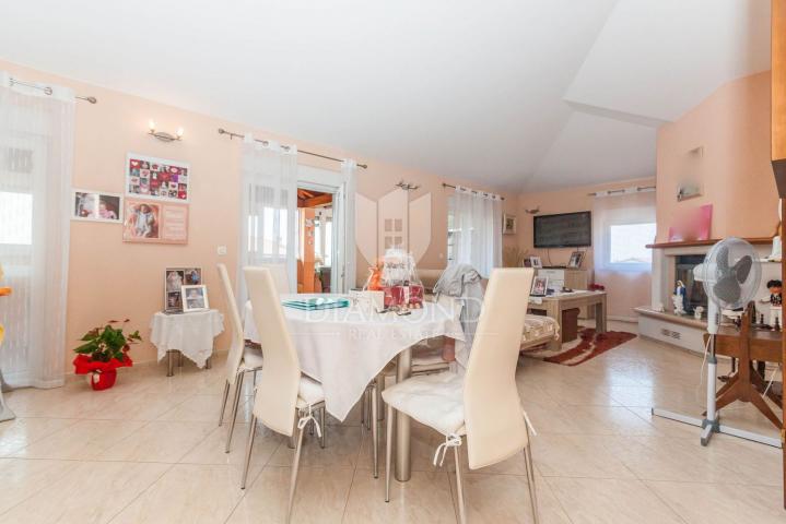 Novigrad, stan 134 m2 s predivnim pogledom na more!