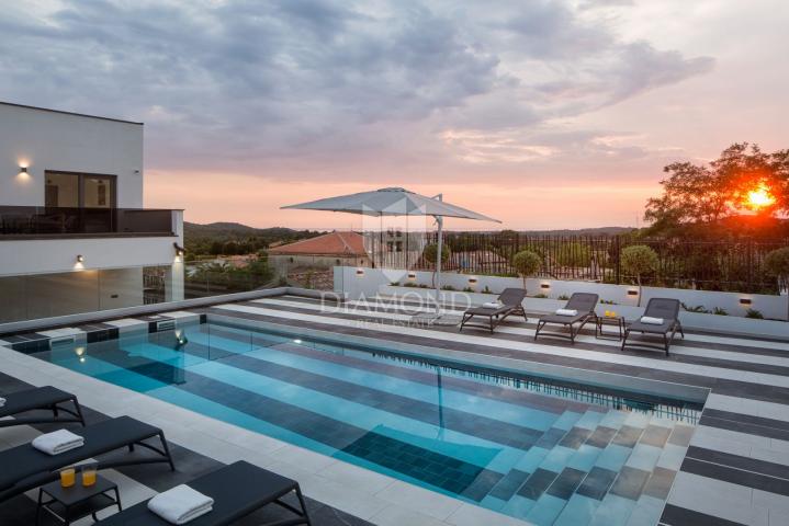 Vrsar – Umgebung: Villa mit Pool und Tennisplatz