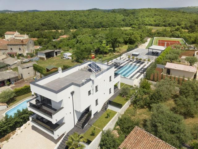 Vrsar – Umgebung: Villa mit Pool und Tennisplatz