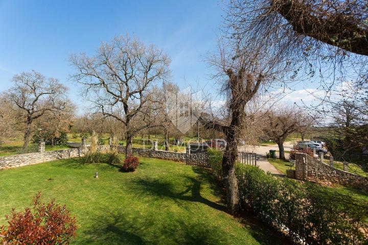 Novigrad, okolica, rustikalni restoran s apartmanima 