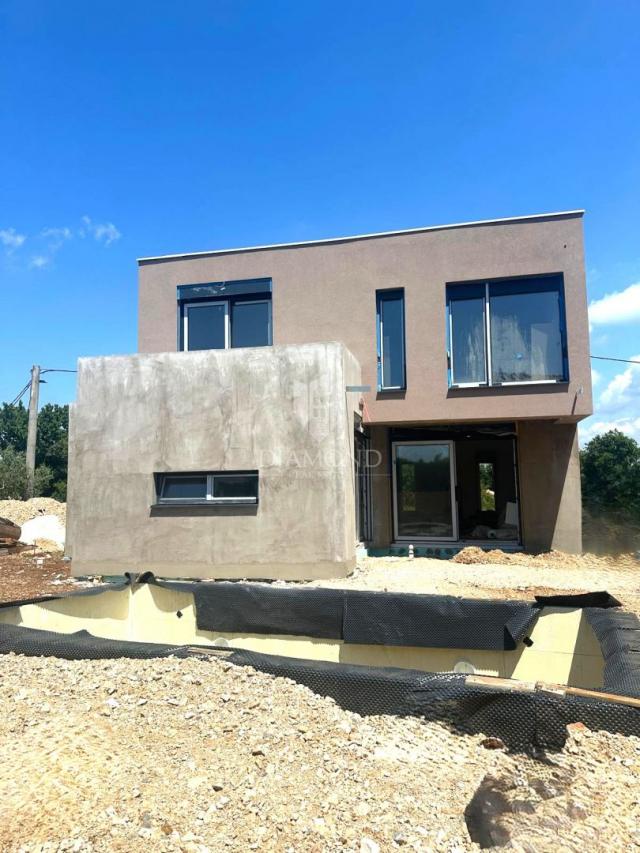 Poreč – okolica: Moderna kuća s bazenom u mirnom okruženju