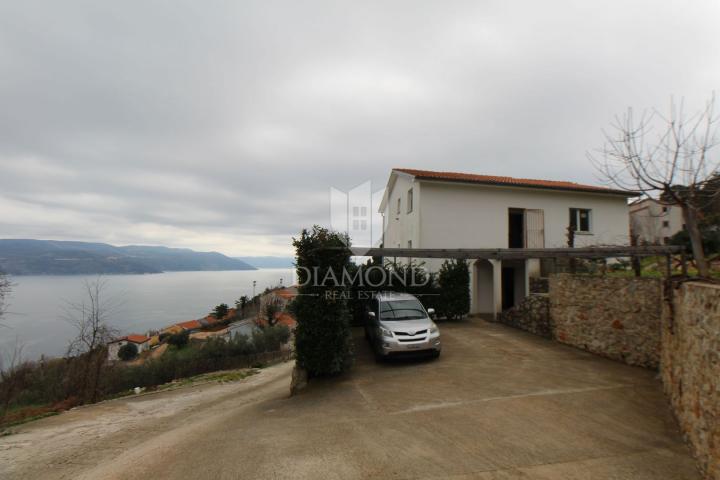 PLOMIN, OKOLICA, KUĆA SA PANORAMSKIM POGLEDEOM NA MORE