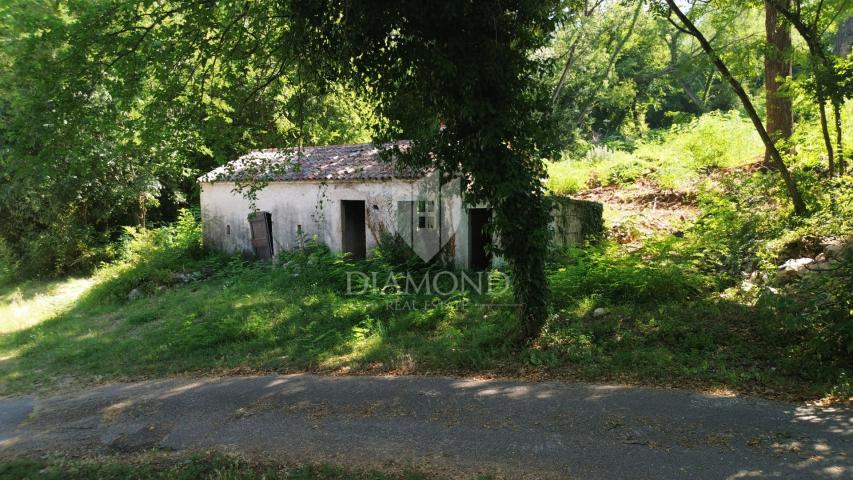 Labin, građevinsko zemljište sa objektom za renovaciju
