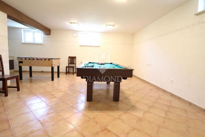 Poreč, Surroundings: Rare Find! Home for Living and Investment
